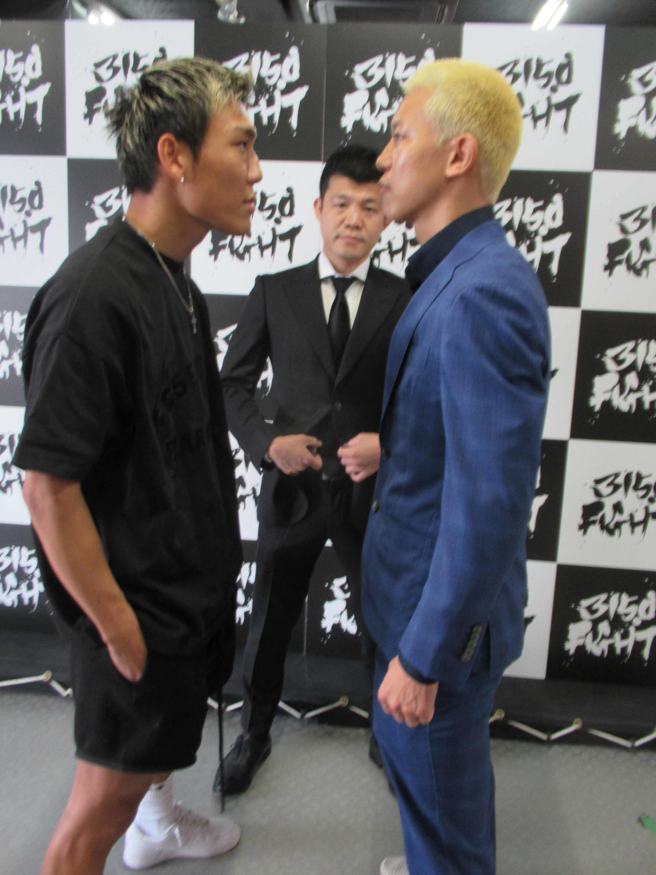 再戦を発表した亀田京之介（左）と中川麦茶（右）は一触即発でにらみ合う。中央は亀田興毅ファウンダー