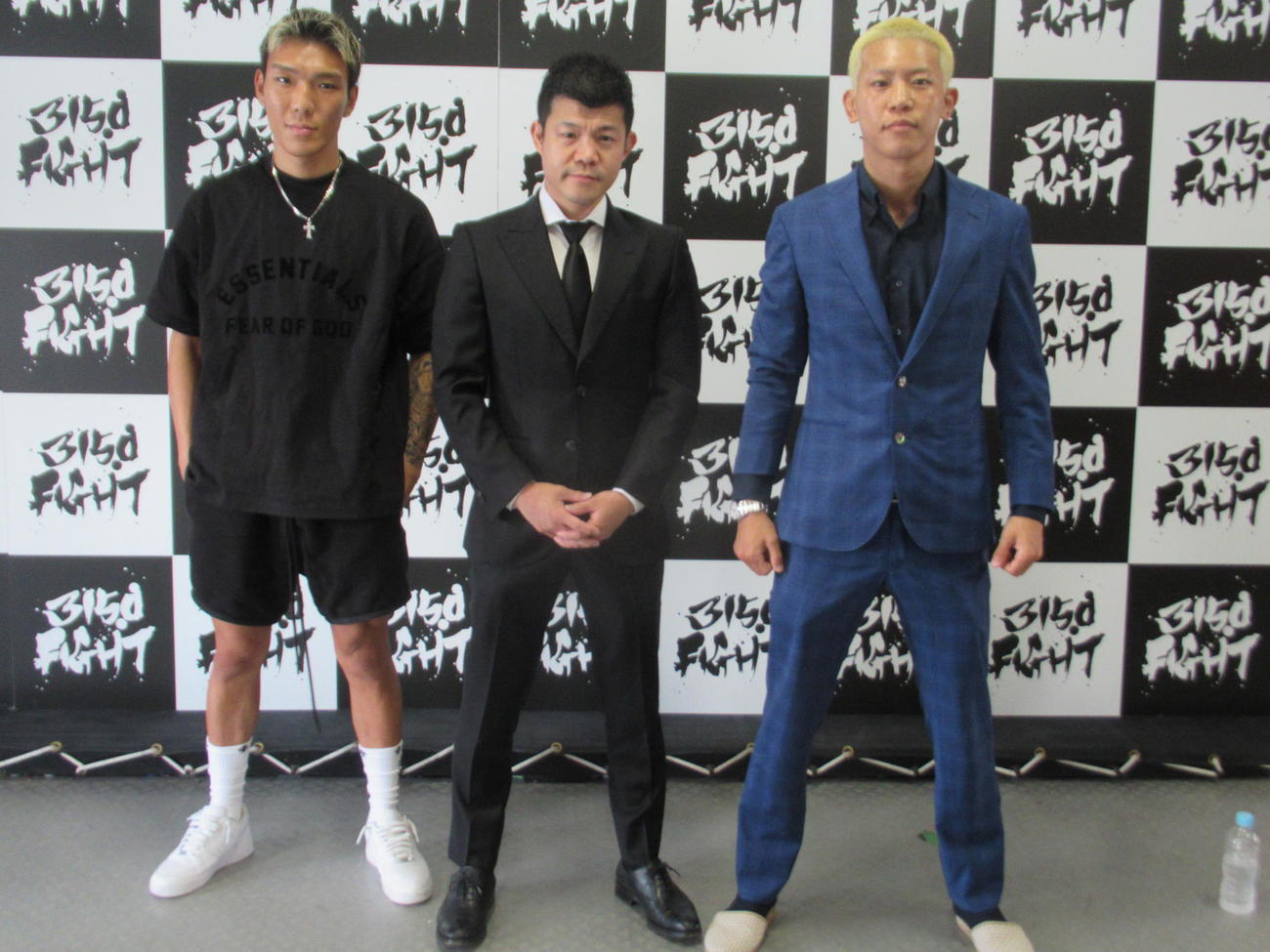 再戦を発表した亀田京之介（左）と中川麦茶（右）。中央は亀田興毅ファウンダー