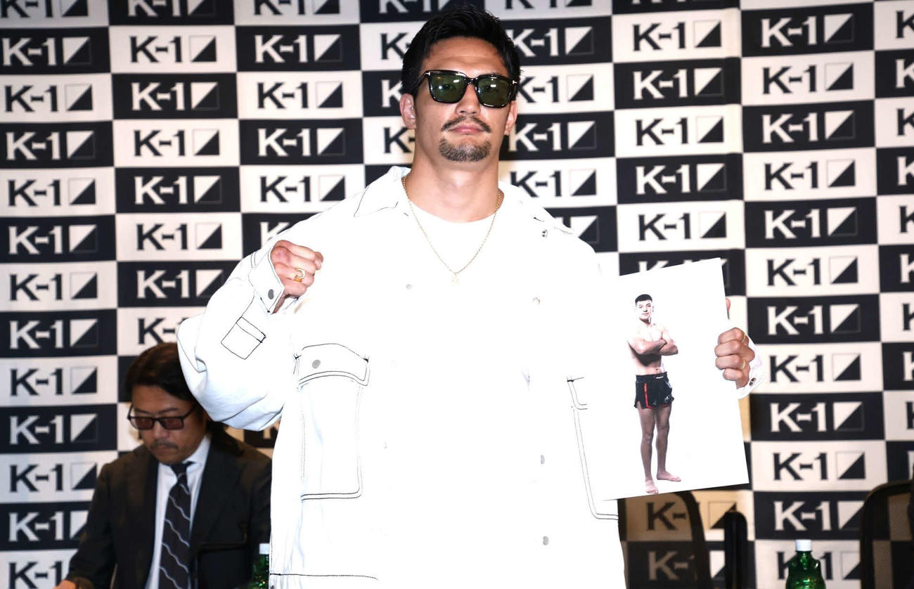 対戦相手の写真を手に勝利への意気込みを示す松倉信太郎　（C）K－1