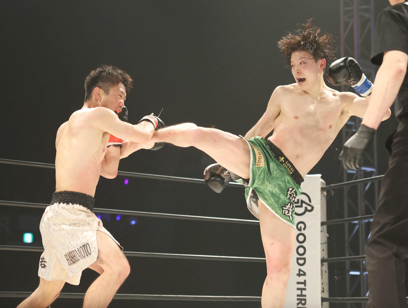 3回、般若HASHIMOTO（左）に蹴りを入れる小森玲哉（撮影・宮地輝）