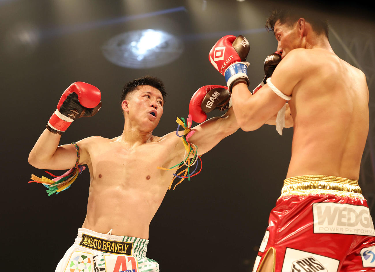 3回、杉原新也（右）にパンチを浴びせるMASATO BRAVELY（撮影・宮地輝）