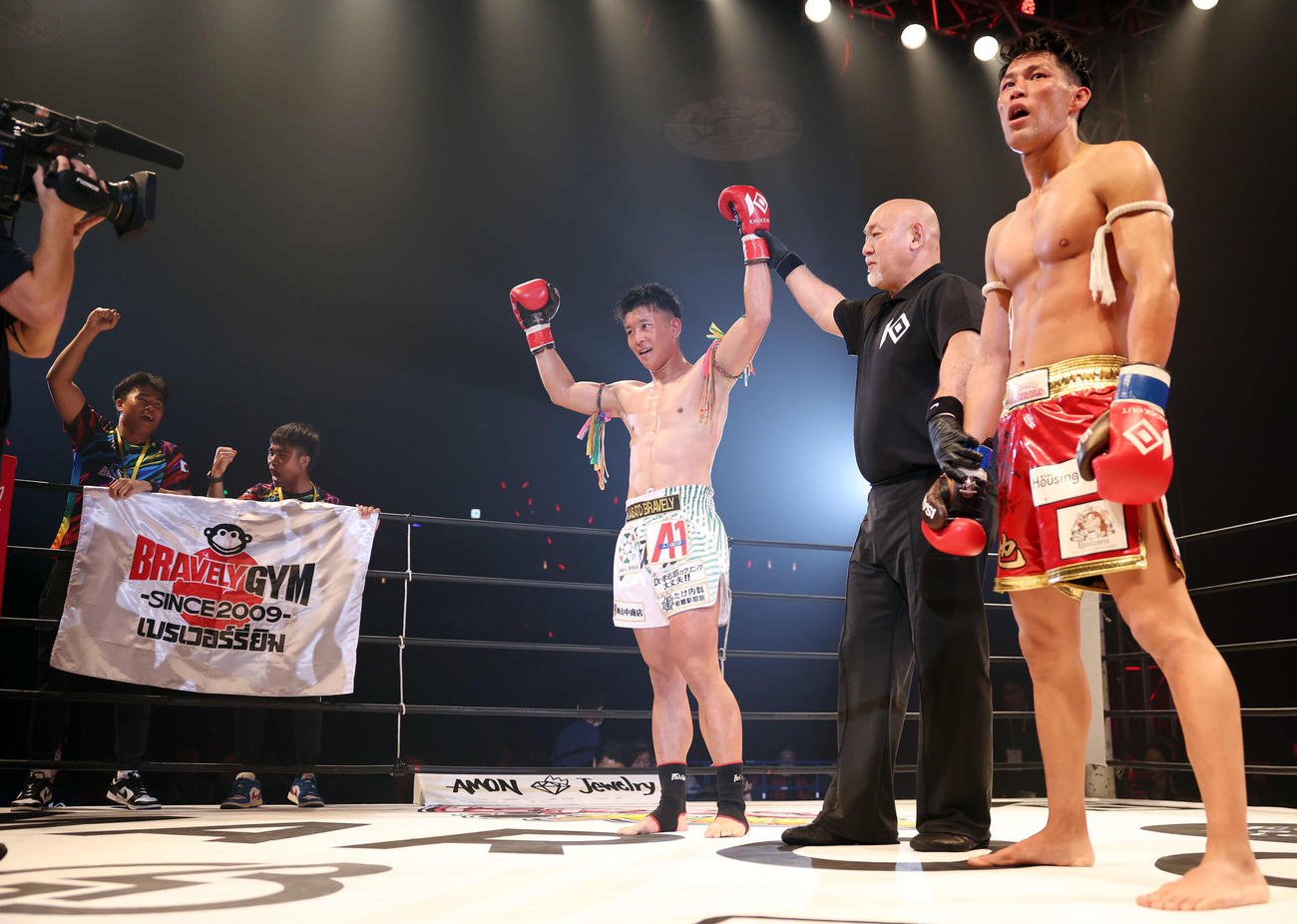 杉原新也（右）に判定勝ちしたMASATO BRAVELY（撮影・宮地輝）
