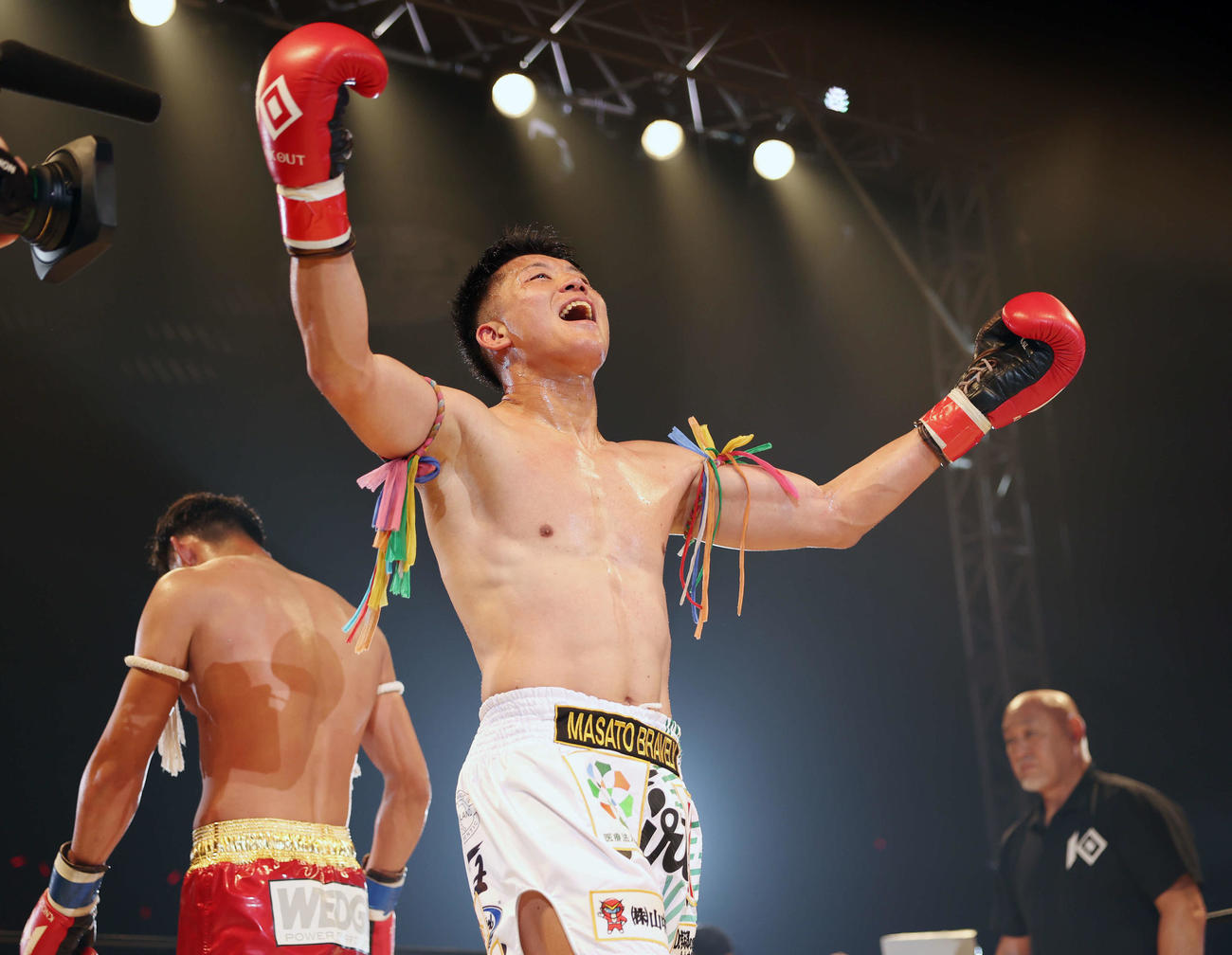 杉原新也（左）に判定勝ちし歓喜するMASATO BRAVELY（撮影・宮地輝）
