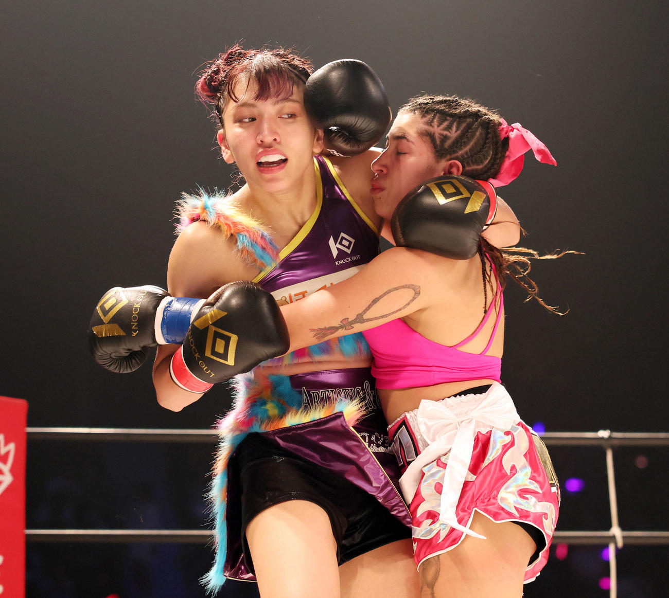 2回、アイリン・ゴンザレス（右）とやり合うぱんちゃん璃奈（撮影・宮地輝）