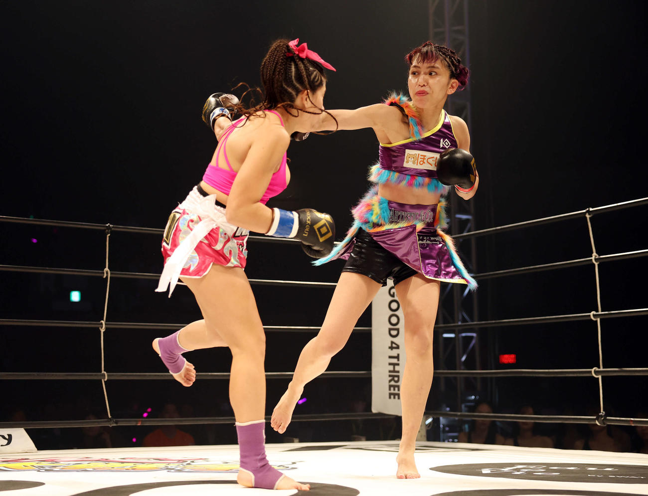 1回、アイリン・ゴンザレス（左）にパンチを浴びせるぱんちゃん璃奈（撮影・宮地輝）