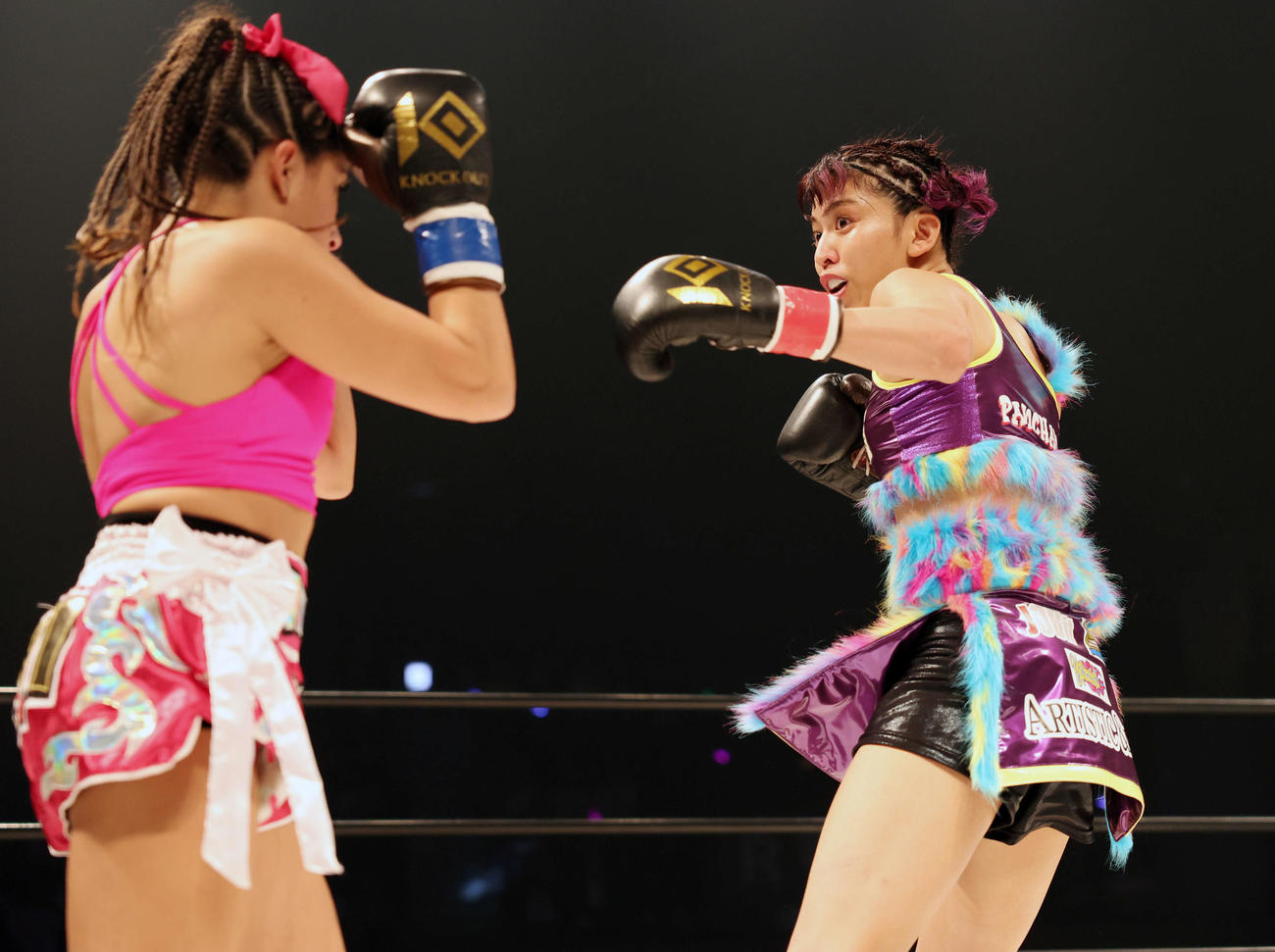 1回、アイリン・ゴンザレス（左）を攻めるぱんちゃん璃奈（撮影・宮地輝）