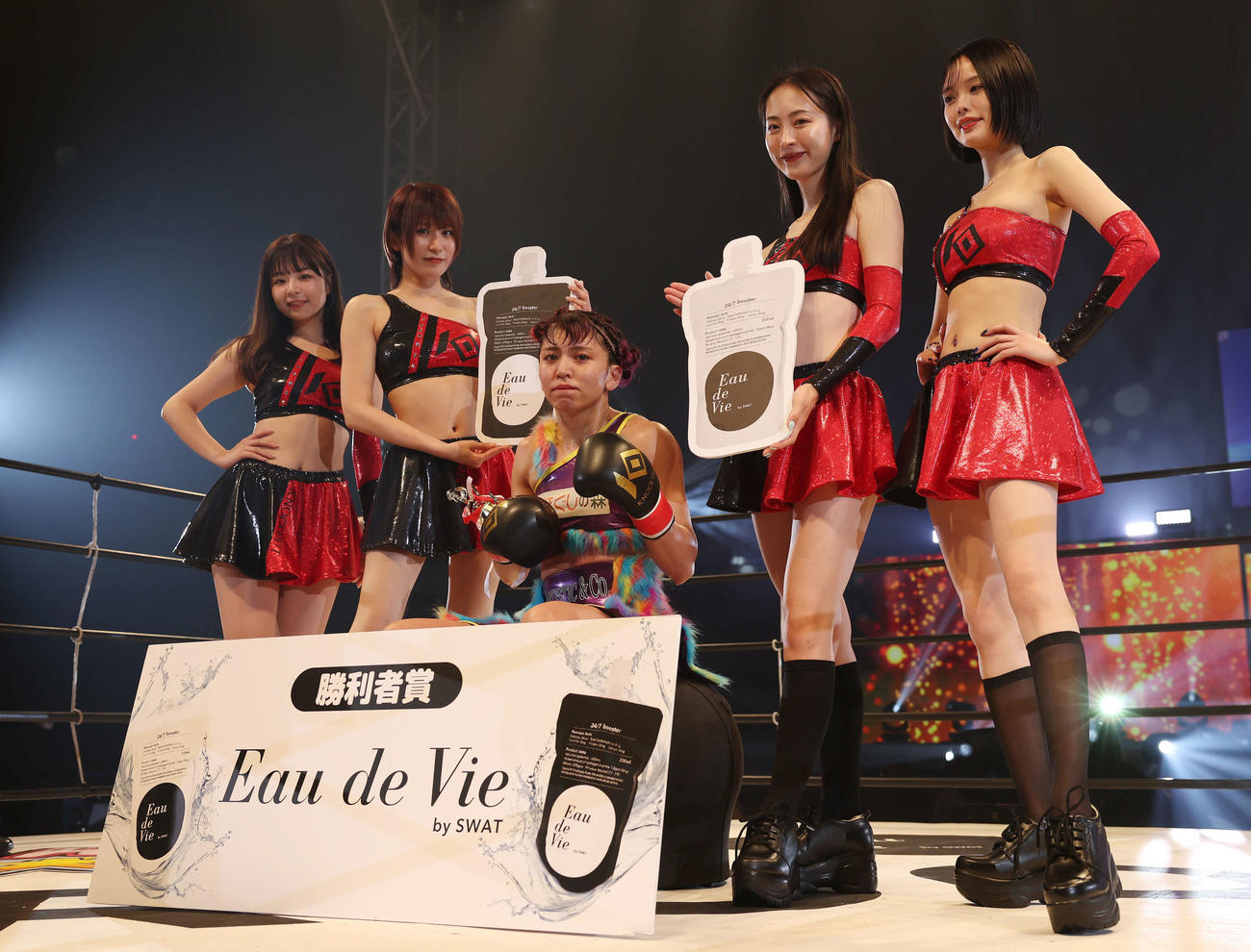 アイリン・ゴンザレスに判定勝ちしたぱんちゃん璃奈（中央）はノックアウトガールズと記念撮影する（撮影・宮地輝）