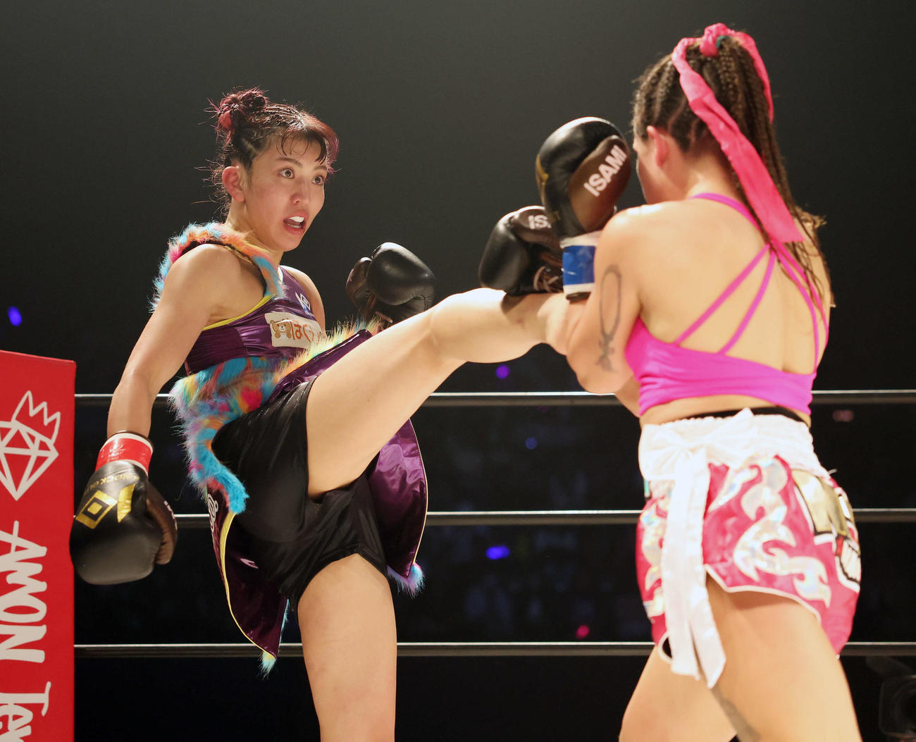 3回、アイリン・ゴンザレス（右）に蹴りを入れるぱんちゃん璃奈（撮影・宮地輝）