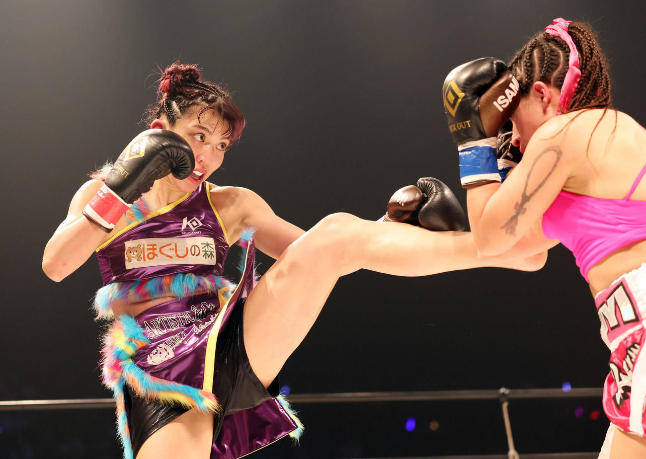 3回、アイリン・ゴンザレス（右）に蹴りを入れるぱんちゃん璃奈（撮影・宮地輝）