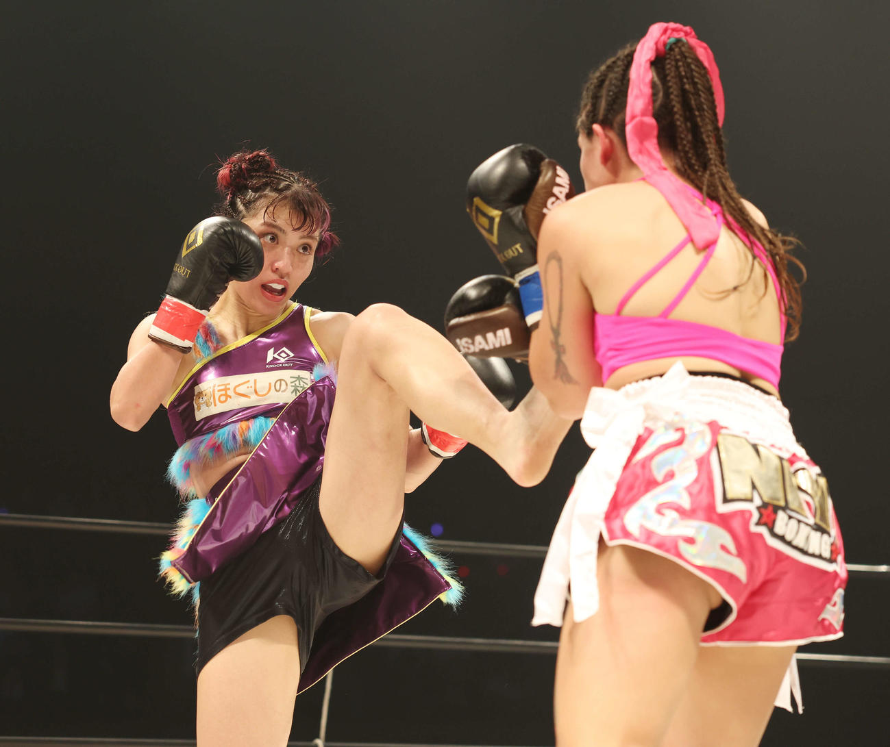 3回、アイリン・ゴンザレス（右）に蹴りを入れるぱんちゃん璃奈（撮影・宮地輝）