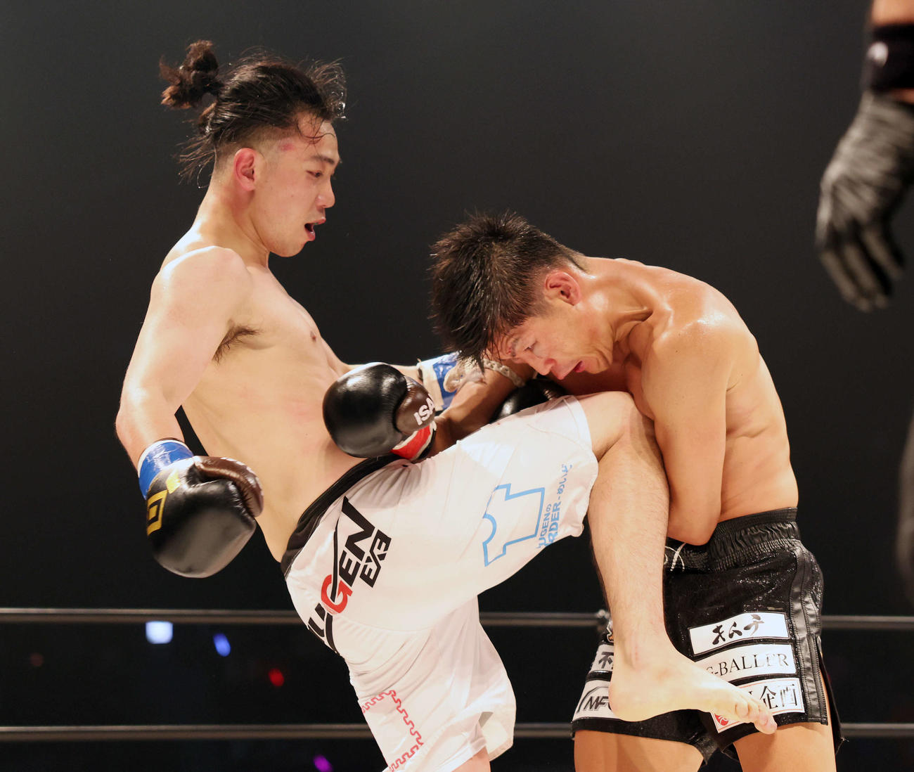延長、渡部太基（右）に膝蹴りを見舞う小川悠太（撮影・宮地輝）