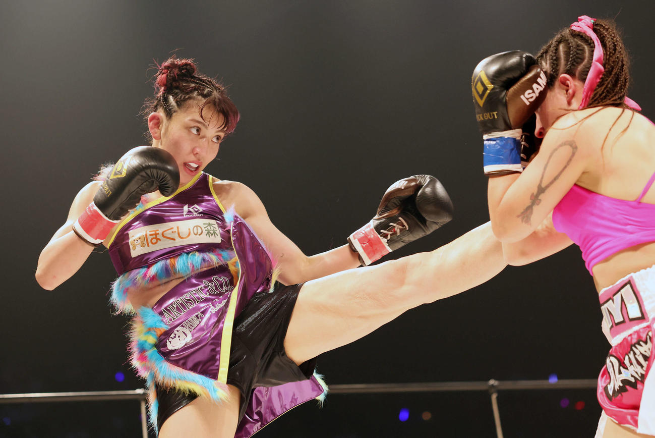 3回、アイリン・ゴンザレス（右）に蹴りを入れるぱんちゃん璃奈（撮影・宮地輝）