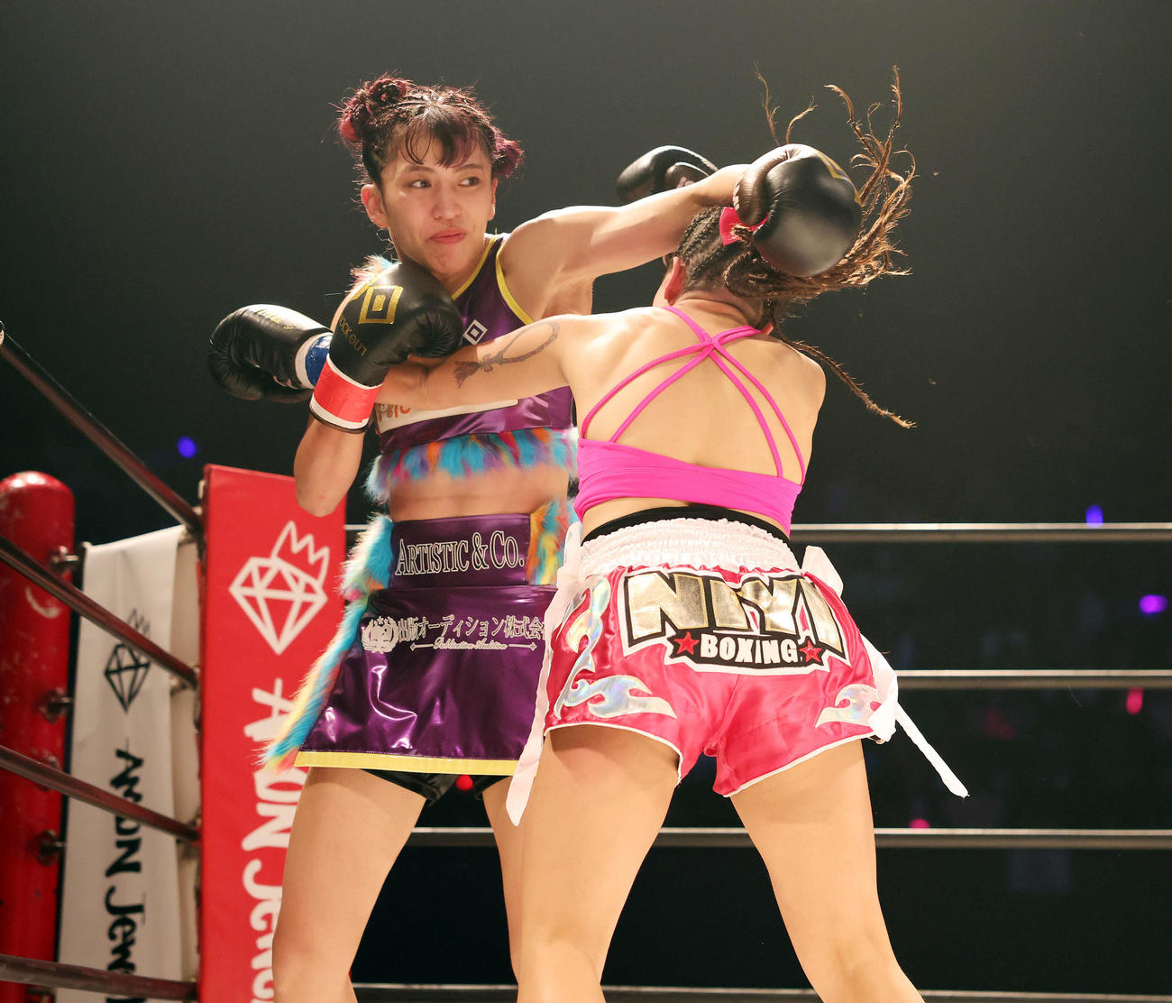 2回、アイリン・ゴンザレス（右）にパンチを浴びせるぱんちゃん璃奈（撮影・宮地輝）