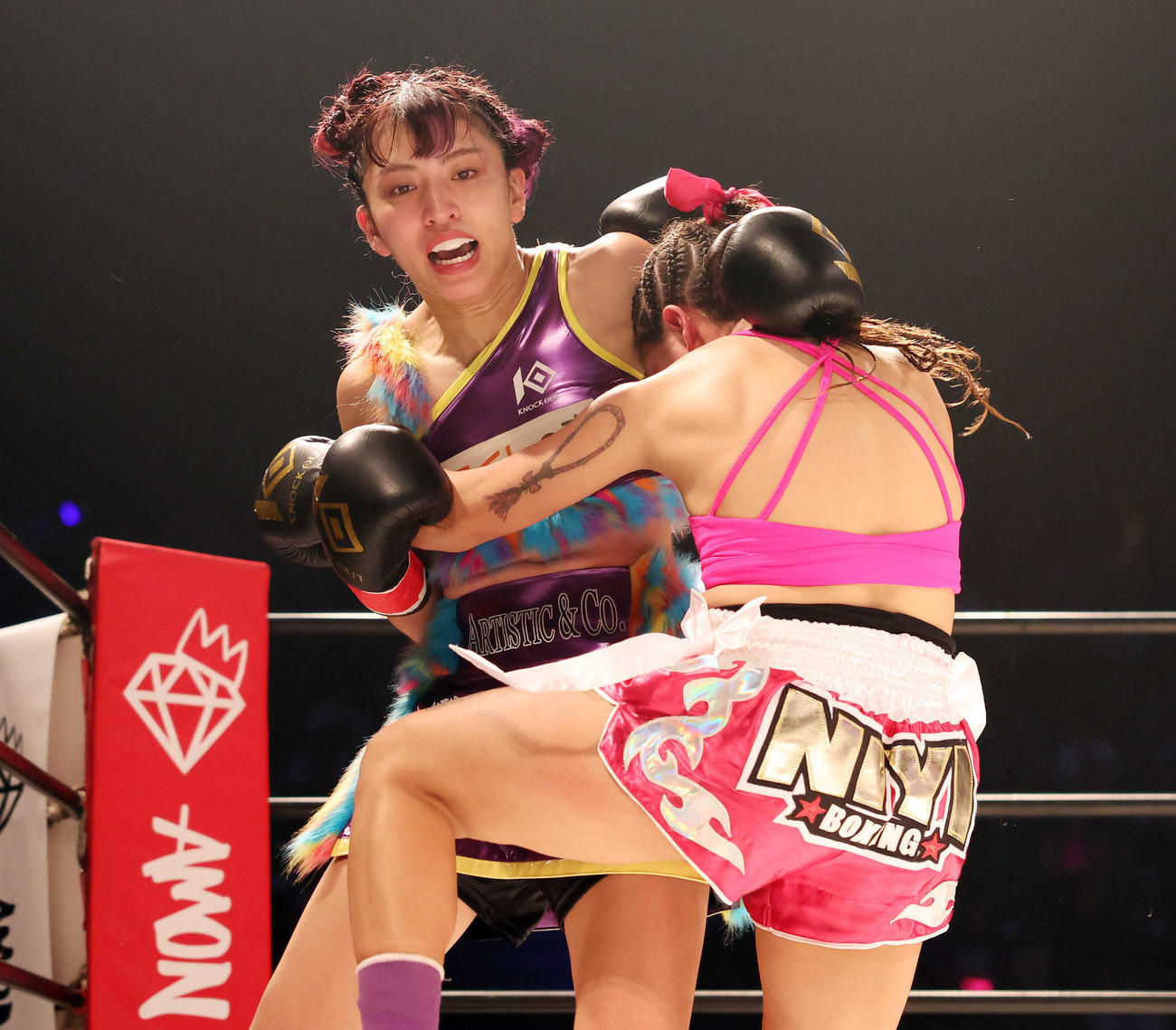 2回、アイリン・ゴンザレス（右）とやり合うぱんちゃん璃奈（撮影・宮地輝）