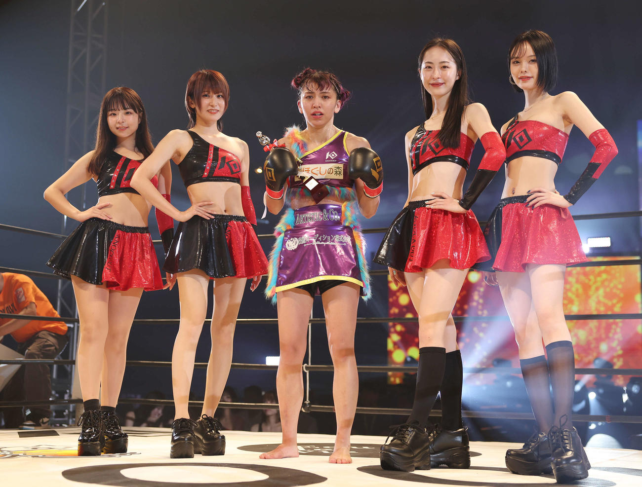 アイリン・ゴンザレスに判定勝ちしたぱんちゃん璃奈（中央）はノックアウトガールズと記念撮影する（撮影・宮地輝）