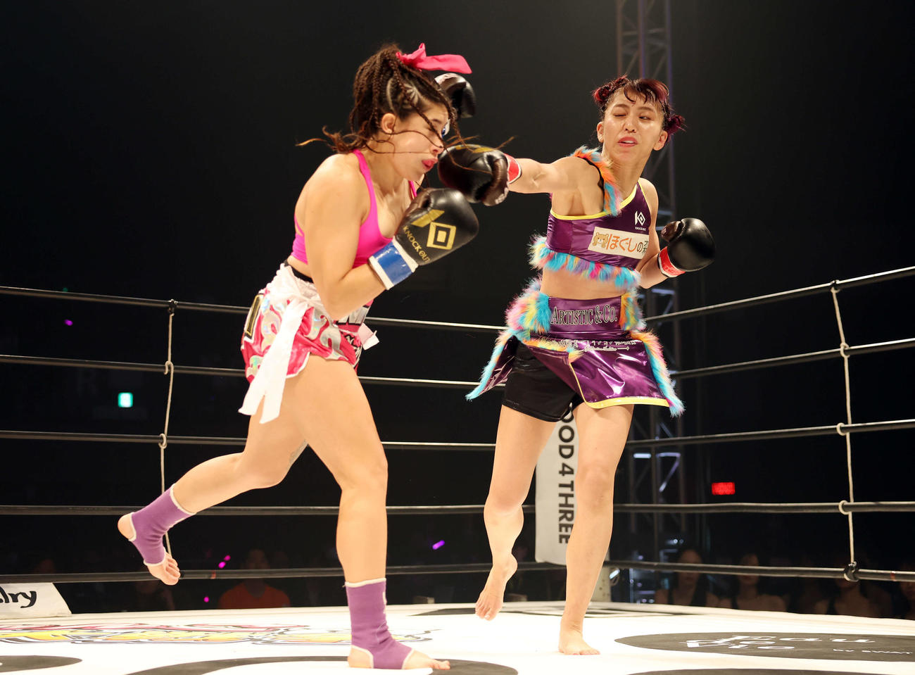 1回、アイリン・ゴンザレス（左）にパンチを浴びせるぱんちゃん璃奈（撮影・宮地輝）