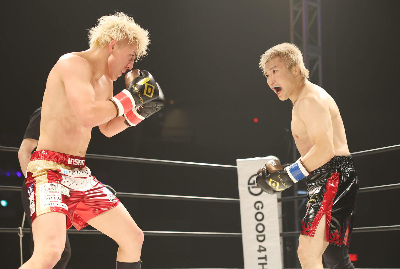 3回、鈴木千裕（左）を挑発する五味隆典（撮影・宮地輝）