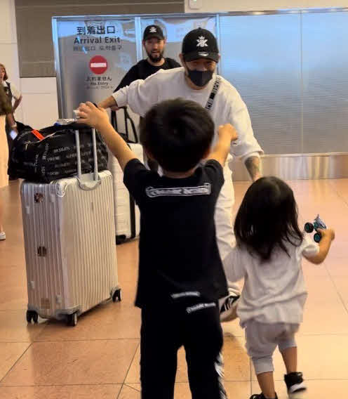 子供2人の出迎えを受け、笑顔をみせるWBA世界スーパーフライ級王者井岡一翔（C）AbemaTV,Inc.