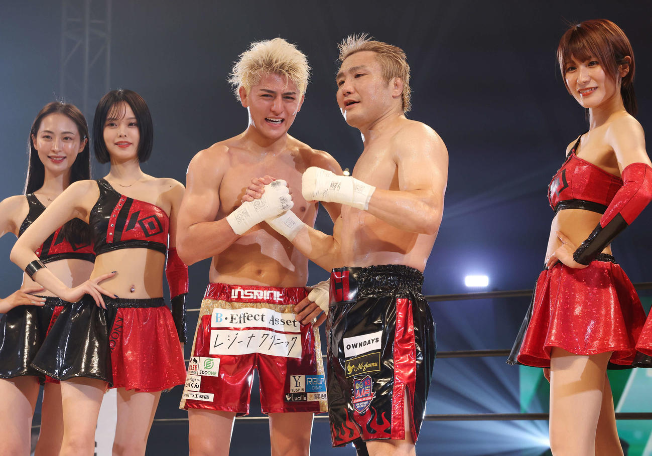 ドロー判定となり健闘をたたえ合う鈴木千裕（左）と五味隆典（撮影・宮地輝）