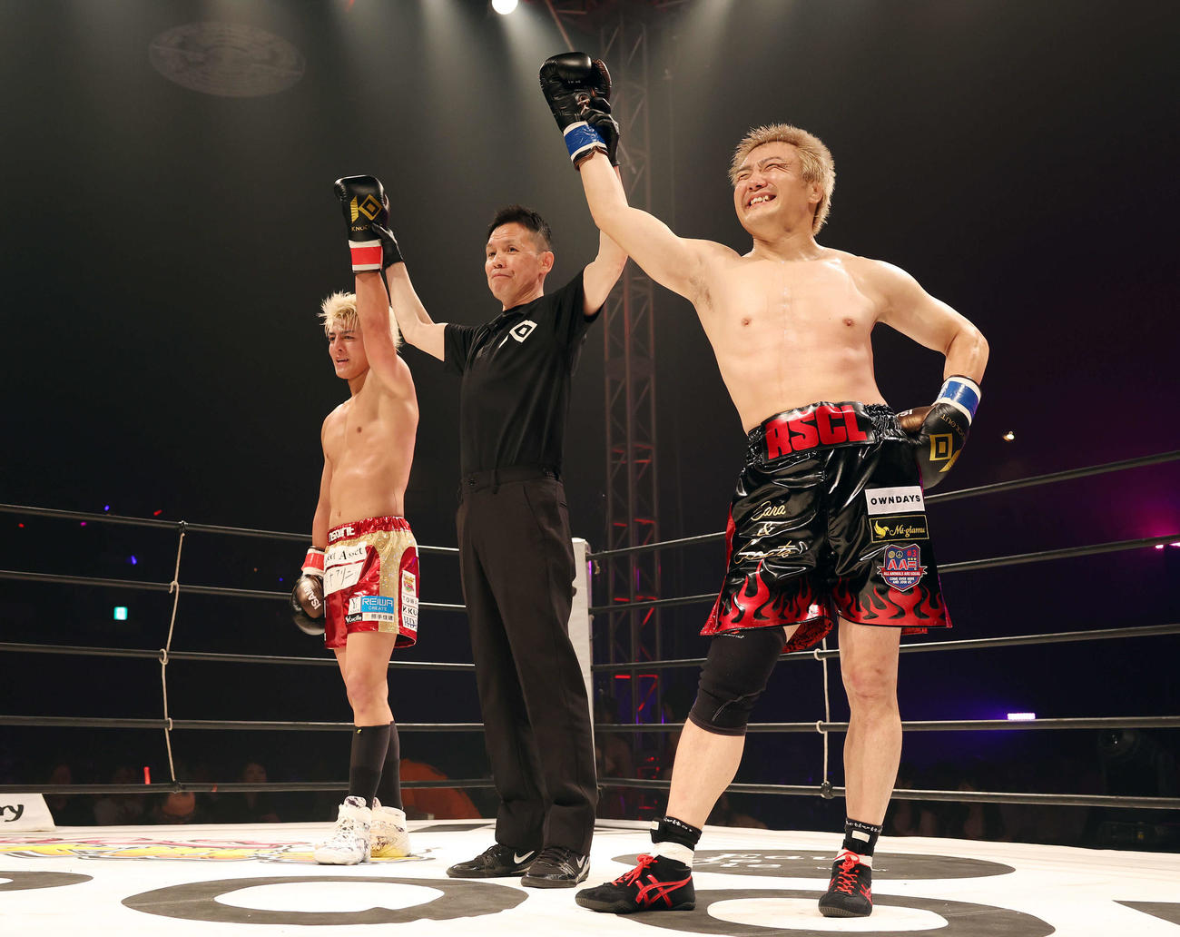ドロー判定となった鈴木千裕（左）と五味隆典（撮影・宮地輝）