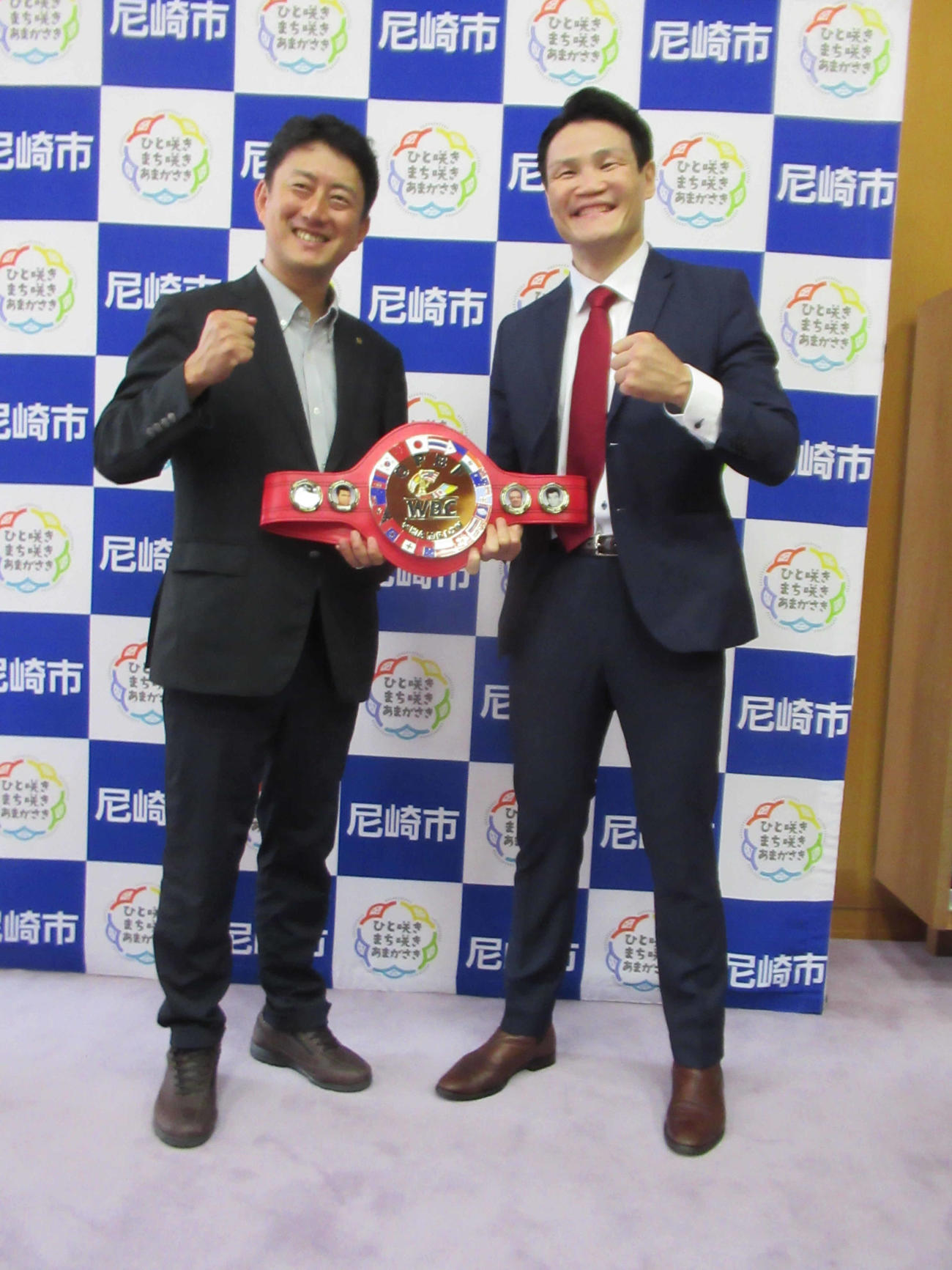 尼崎市の松本市長と笑顔でポーズをとる46歳、現役最年長ボクサー野中（撮影・実藤健一）
