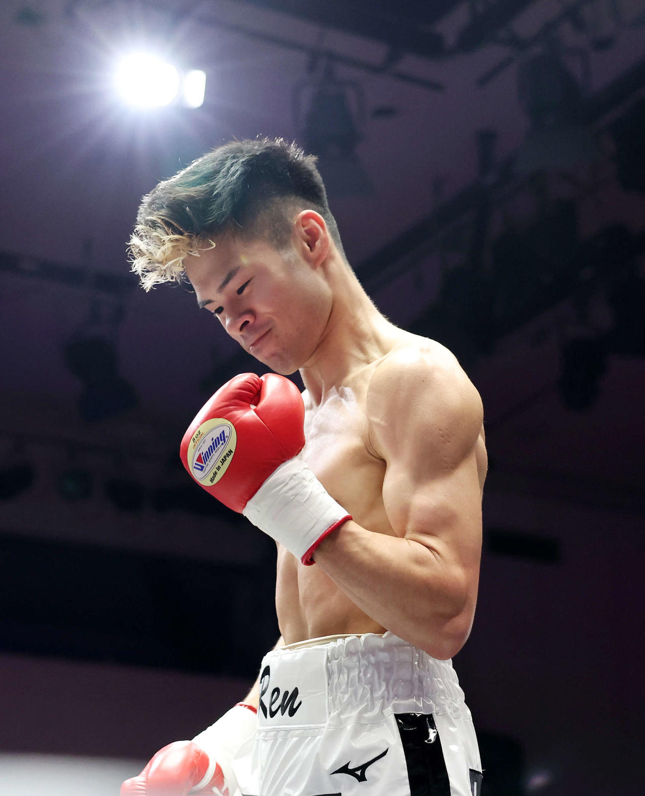 1回、KO勝利しガッツポーズする大橋蓮（撮影・鈴木正人）