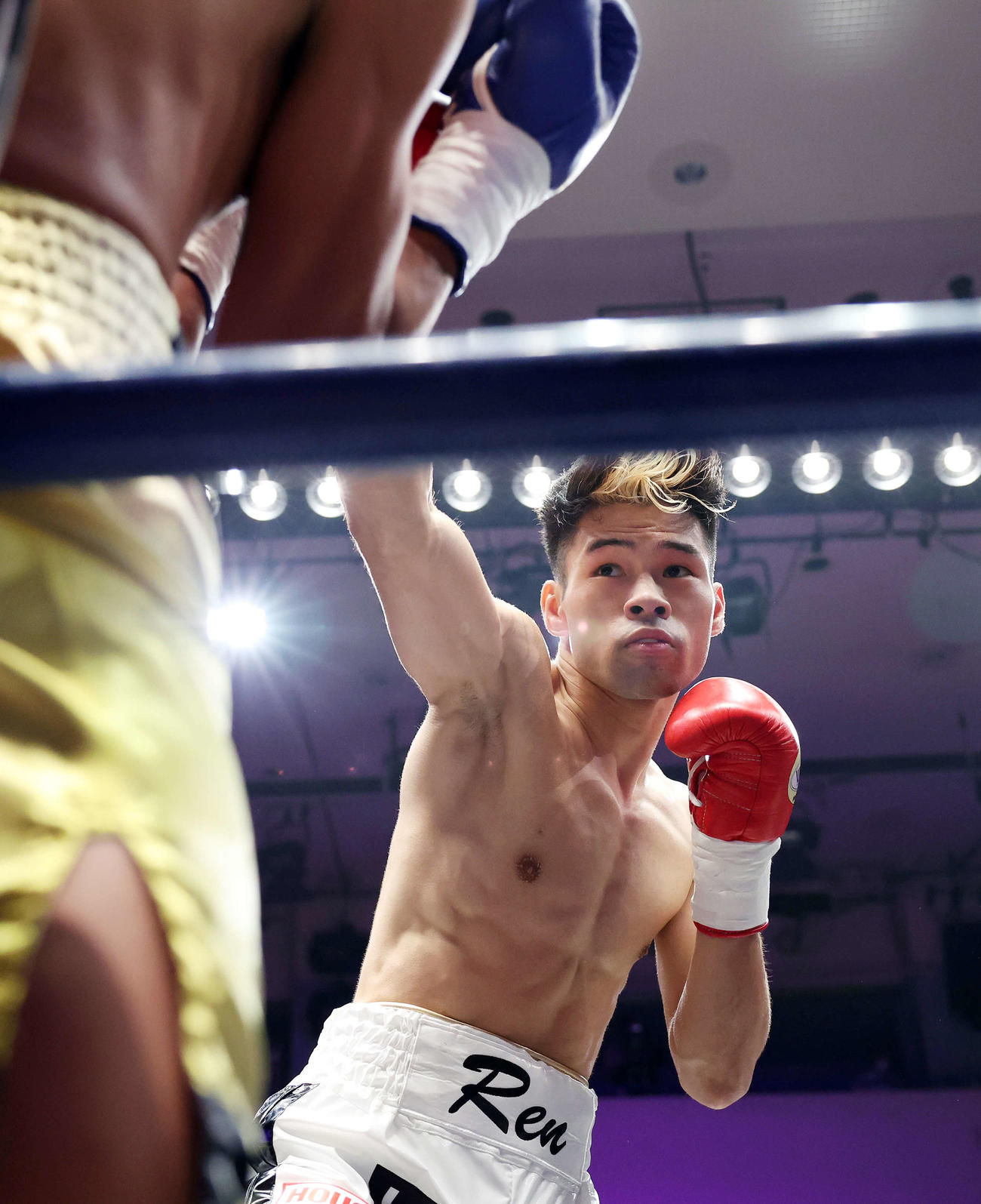 1回、右パンチを放つ大橋蓮（撮影・鈴木正人）