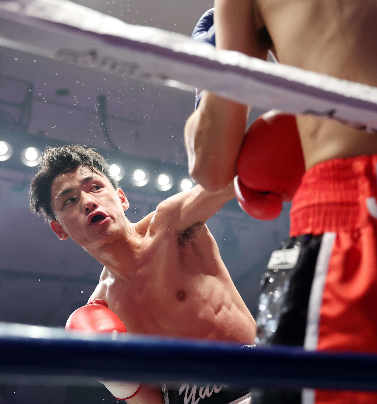 2回、左パンチを放つ坂井優太（撮影・鈴木正人）