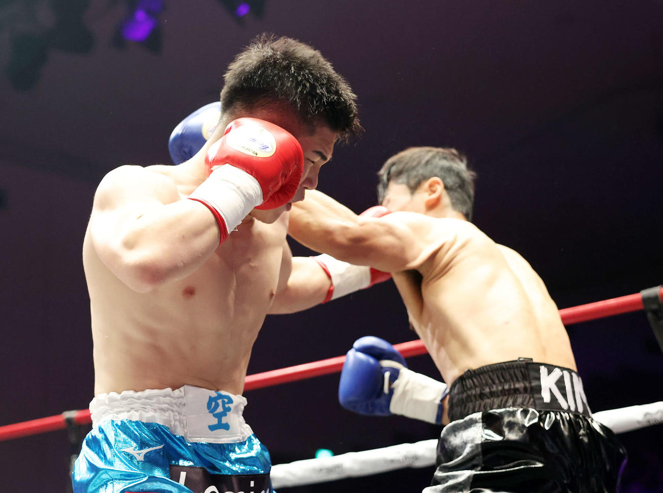 1回、左パンチでKO勝ちする田中空（撮影・鈴木正人）