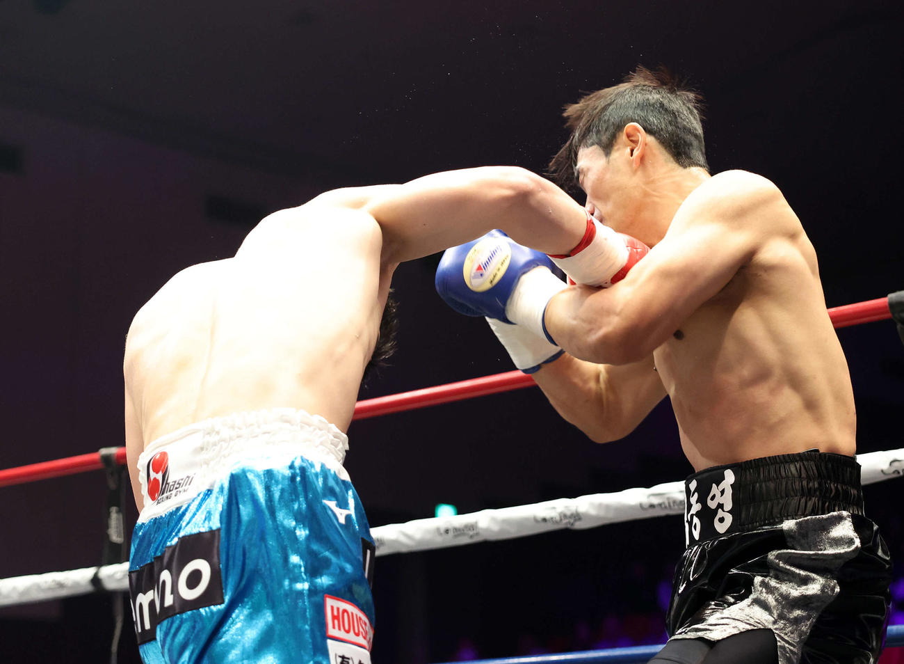 1回、右パンチを放つ田中空（撮影・鈴木正人）