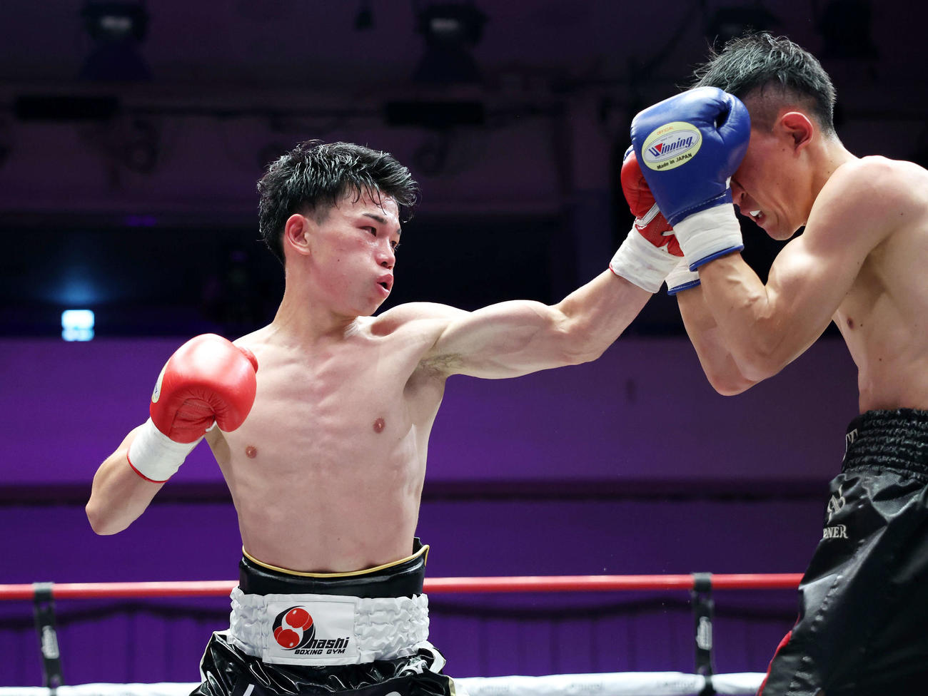 4回、左パンチを放つ田中将吾（撮影・鈴木正人）