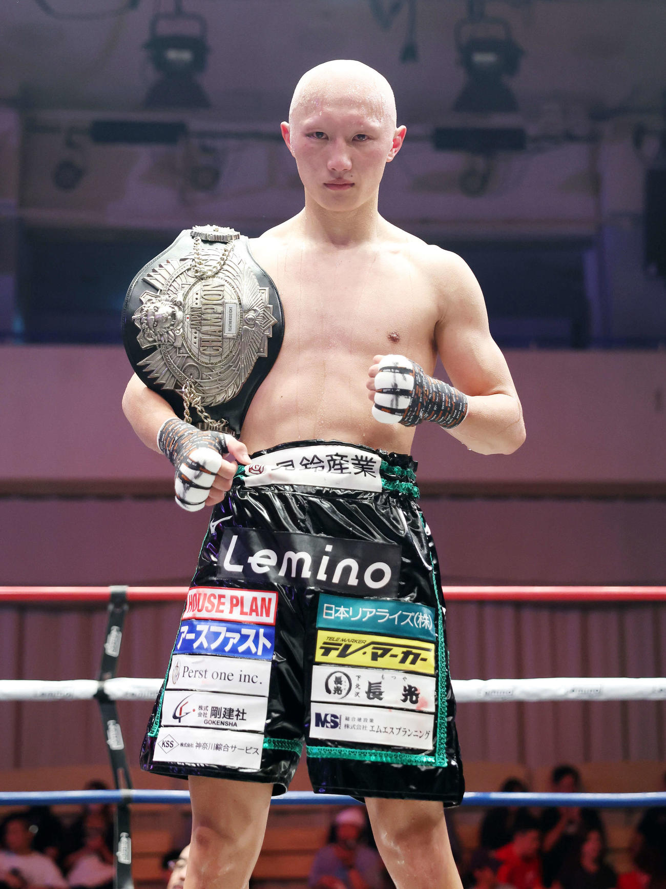 日本フェザー級タイトルを防衛した松本（撮影・鈴木正人）