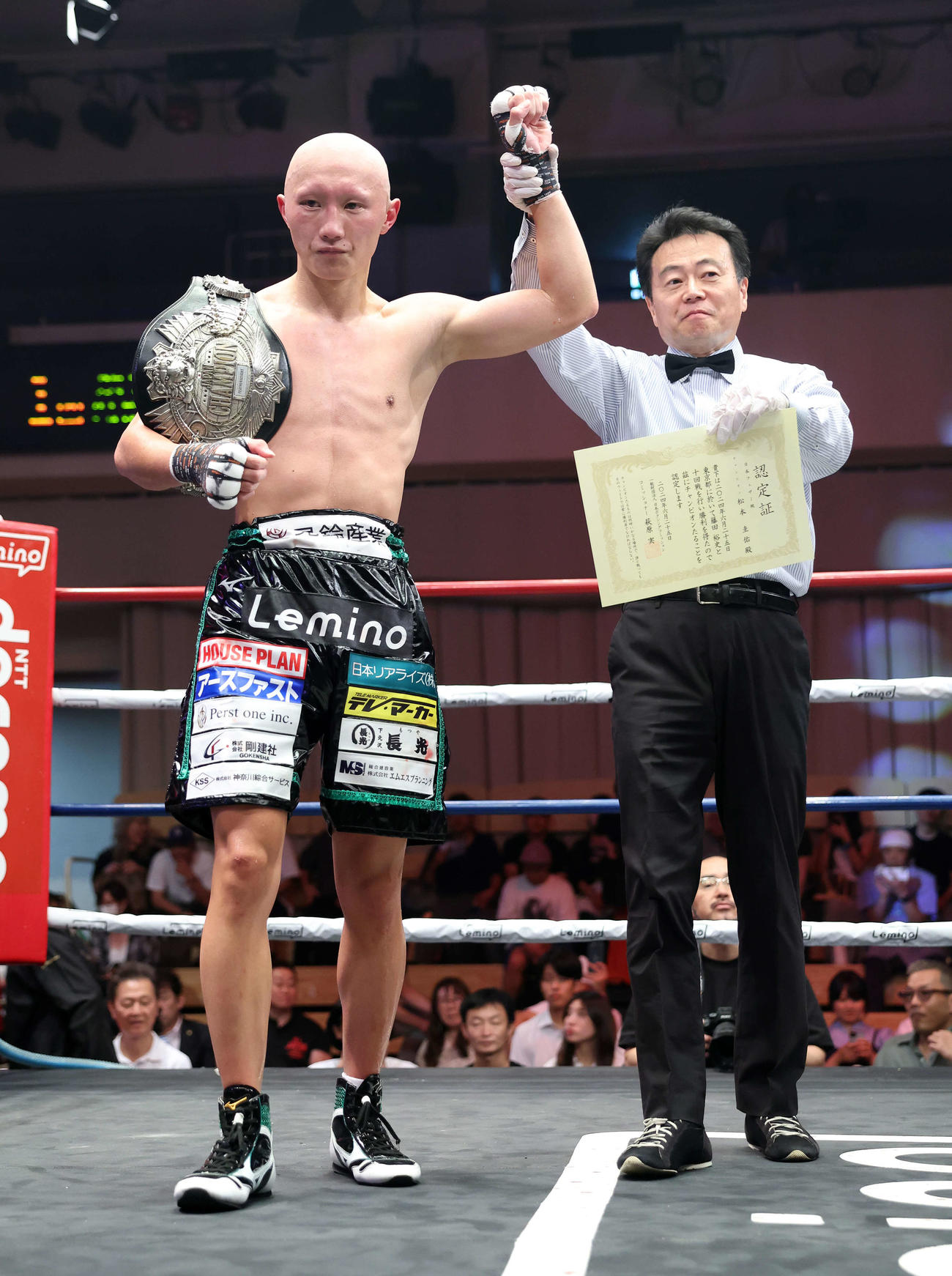 日本フェザー級タイトルを防衛した松本（撮影・鈴木正人）