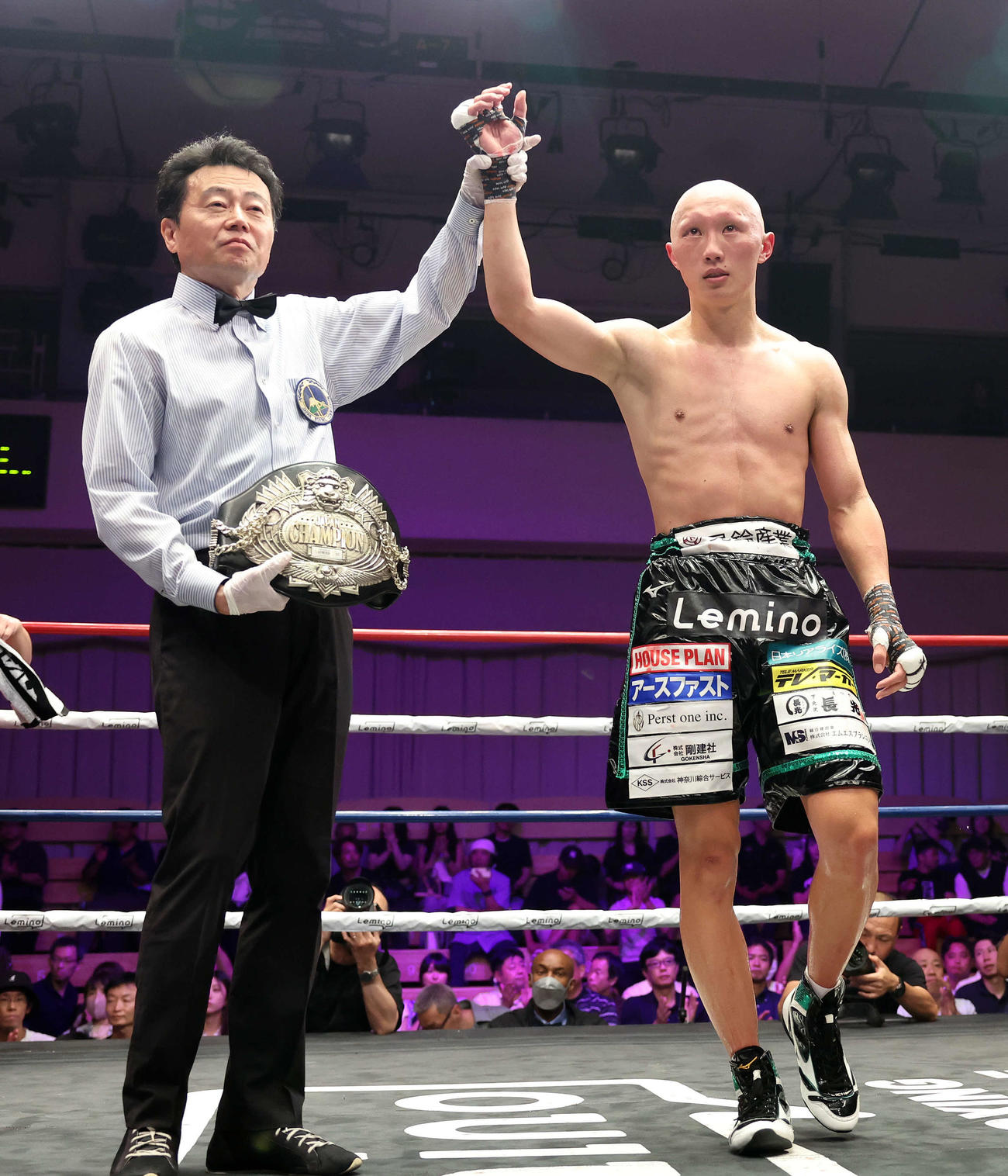 日本フェザー級タイトルを防衛した松本（撮影・鈴木正人）