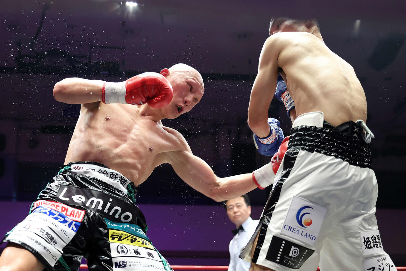 7回、藤田（右）にボディを入れる松本（撮影・鈴木正人）