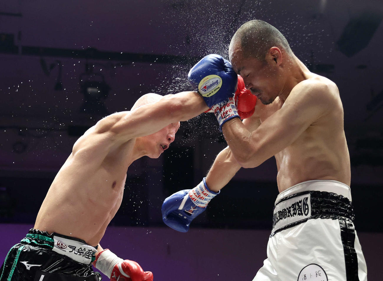7回、藤田（右）を攻める松本（撮影・鈴木正人）