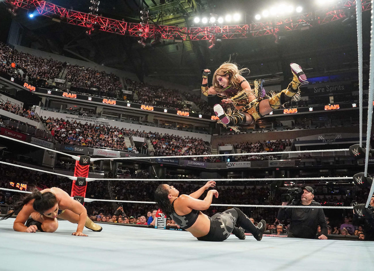 シェイナ・ベイスラー（右下）にインセイン・エルボーを狙うカイリ・セイン（上）。左下はライラ・バルキュリア（C）WWE