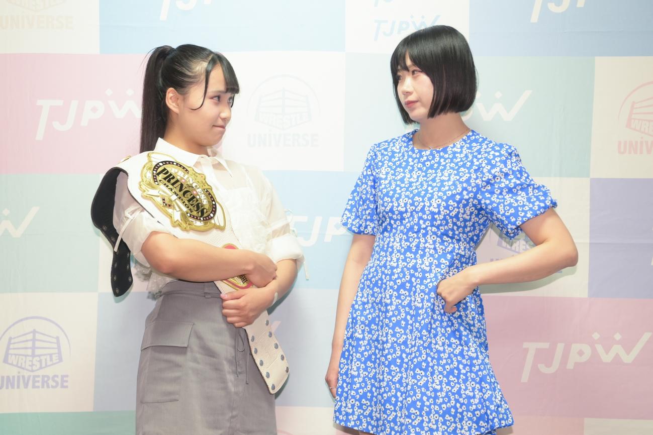 7・20プリンセス・オブ・プリンセス選手権試合の調印式に出席した、渡辺未詩（左）と辰巳リカ（東京女子プロレス提供）