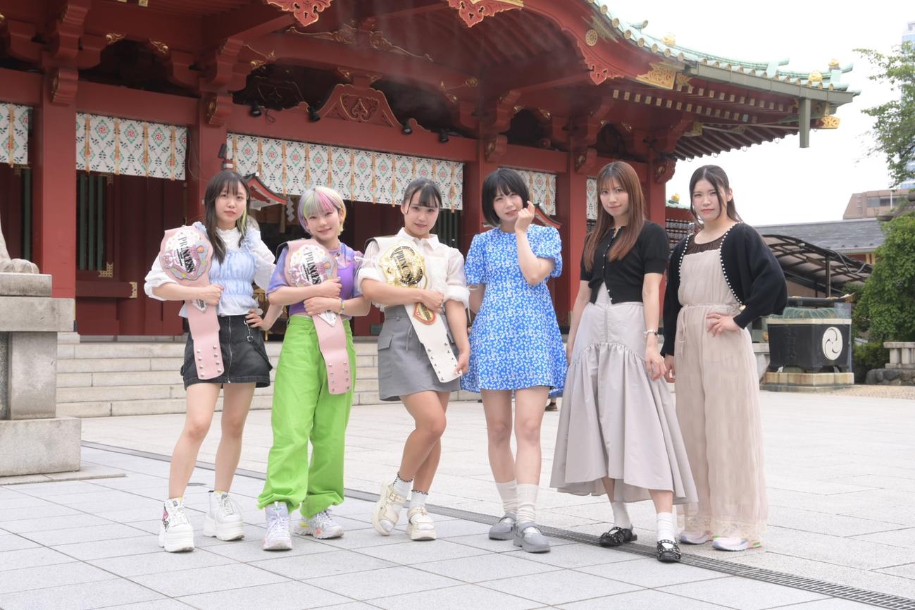 7・20後楽園大会でのタイトルマッチの調印式に出席した、左から鈴芽、遠藤有栖、渡辺未詩、辰巳リカ、荒井優希、宮本もか（東京女子プロレス提供）