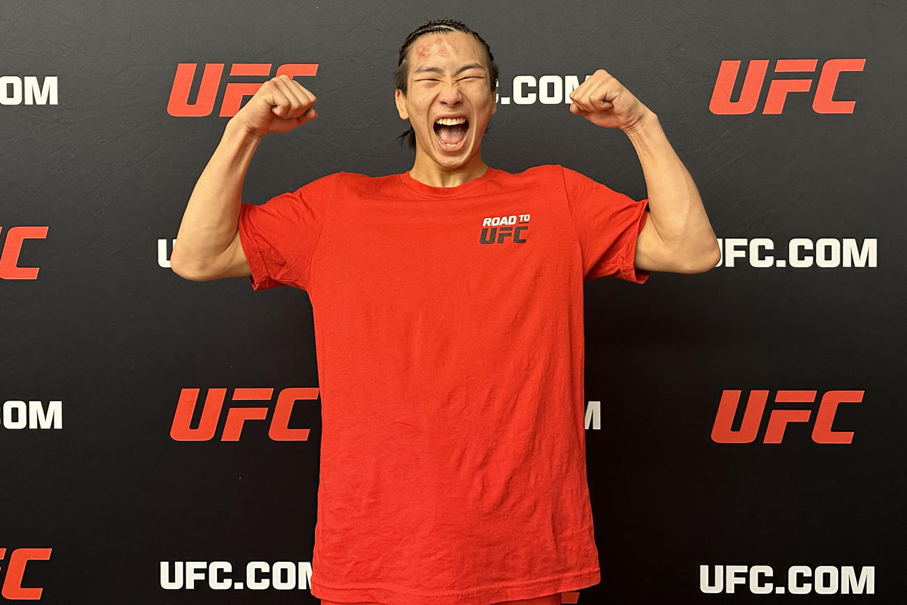 今年2月、ROAD TO UFCのフライ級を制してガッツポーズする鶴屋怜（C）U－NEXT