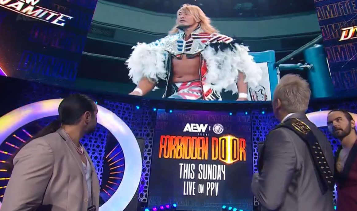 スクリーンに映し出された棚橋の映像を見るオカダ（手前中央）らジ・エリートの3人　（C）All Elite Wrestling