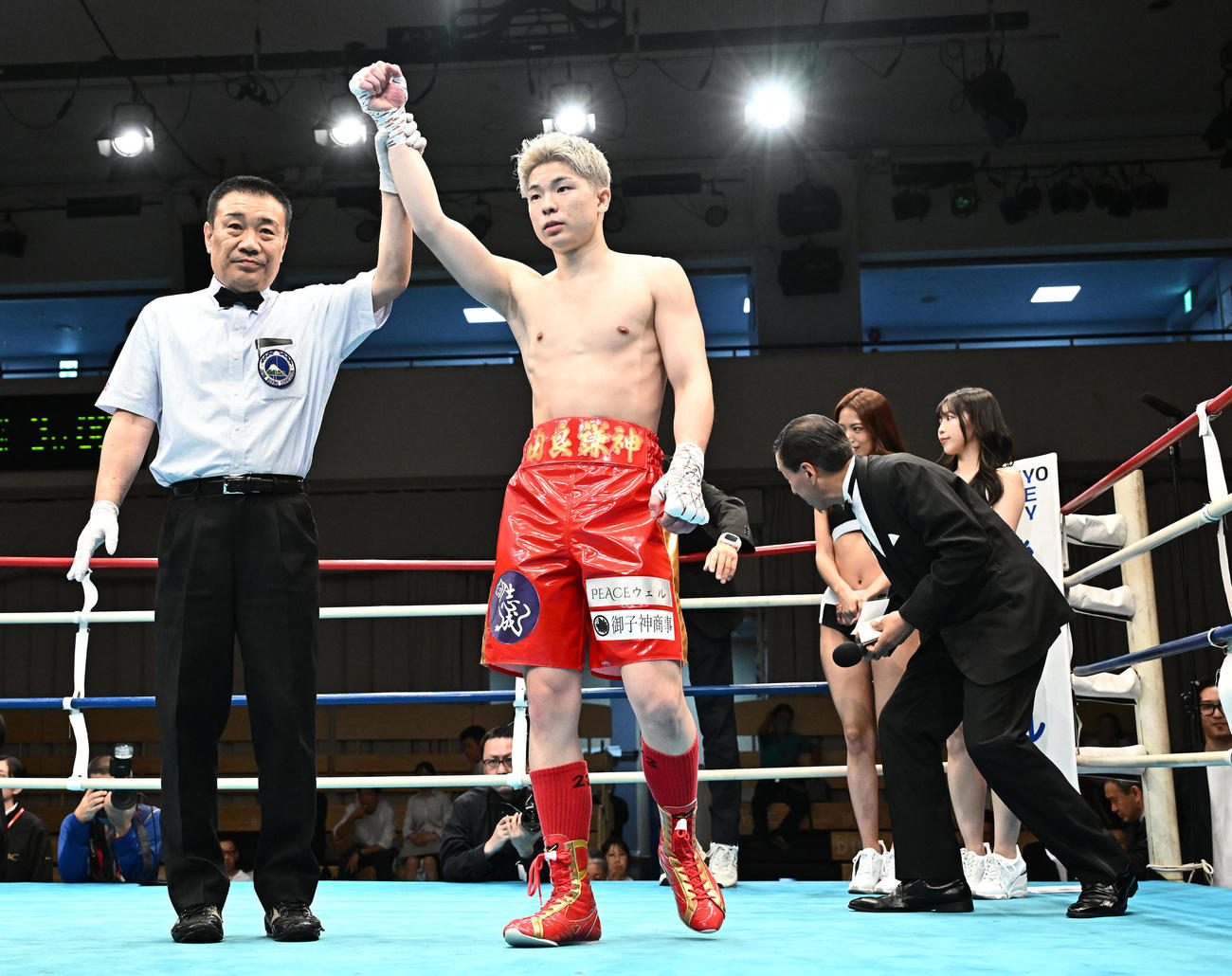 1回、由良はマナチャイ・ピアスイにTKO勝ちし勝ち名乗りを受ける（撮影・滝沢徹郎）