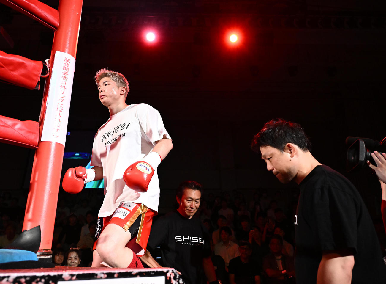 マナチャイ・ピアスイとのデビュー戦でリングに上がる由良（撮影・滝沢徹郎）