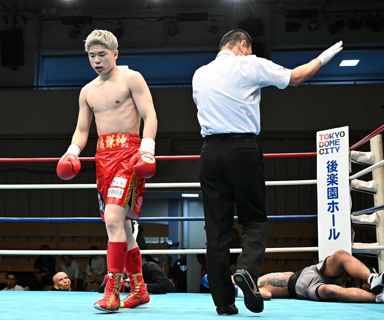 1回、由良（左）はマナチャイ・ピアスイにTKO勝ちする（撮影・滝沢徹郎）