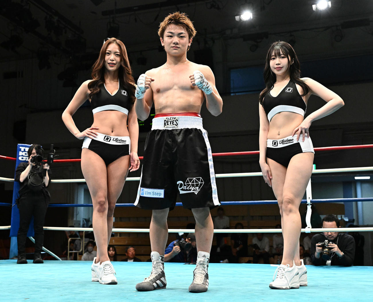 デビュー戦で吉良（手前）はコムサン・カエウルエアンにKO勝ちし記念撮影する（撮影・滝沢徹郎）