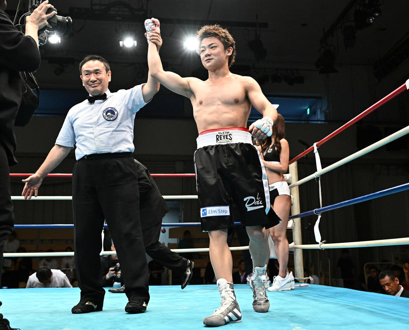 デビュー戦で吉良はコムサン・カエウルエアンにKO勝ちし勝ち名乗りを受ける（撮影・滝沢徹郎）