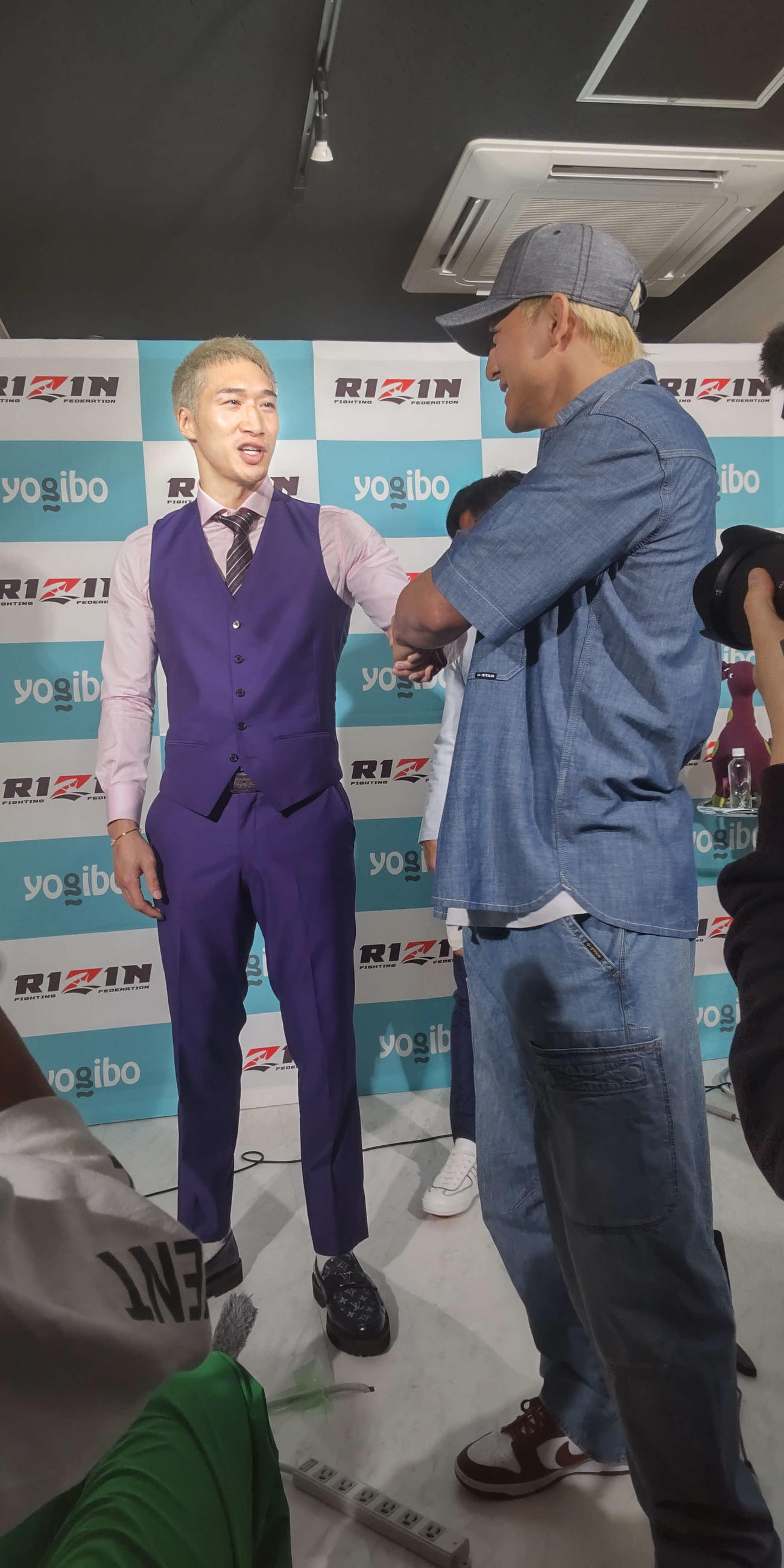 鈴木千裕（手前）とがっちり握手し、「さいたまスーパーアリーナの天井に穴が開くぐらいの稲妻落とすから」と約束した安保瑠輝也