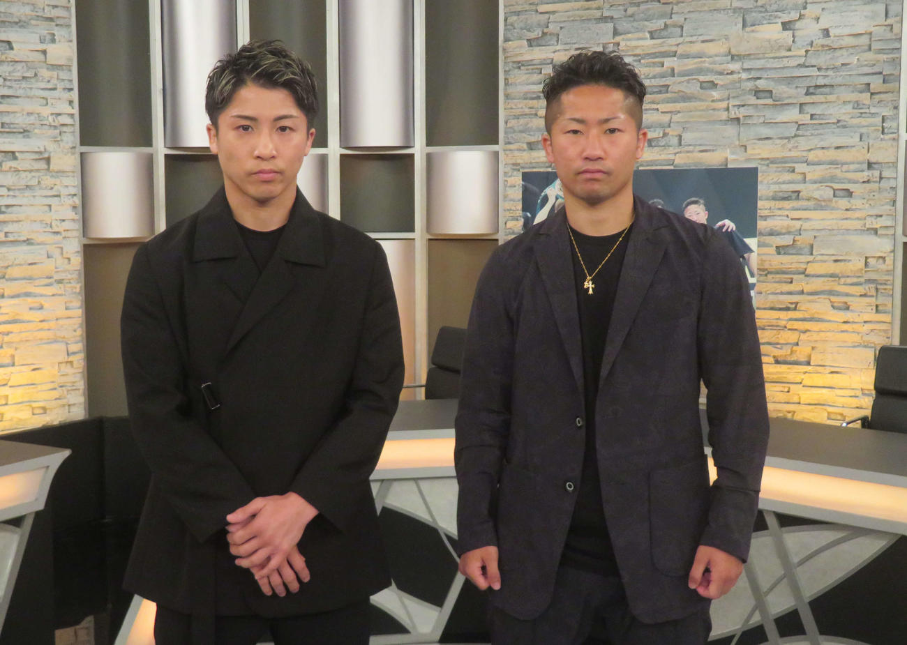 WOWOWエキサイトマッチSPにゲスト出演した井上（左）と弟の拓真
