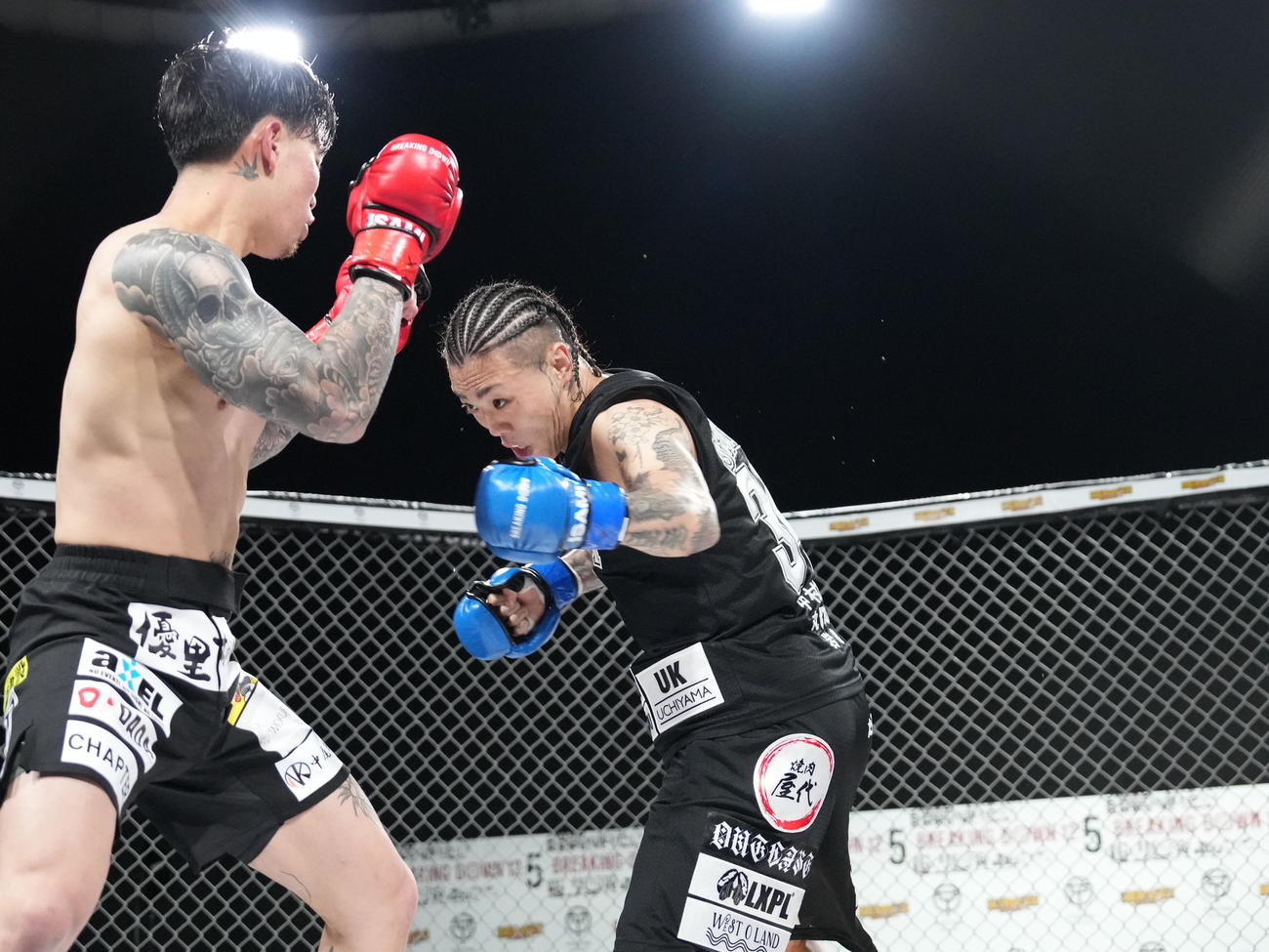 BreakingDown12．5、第2試合　sakkki対カンジ　カンジ（左）にボディーを放つsakkki（撮影・小沢裕）