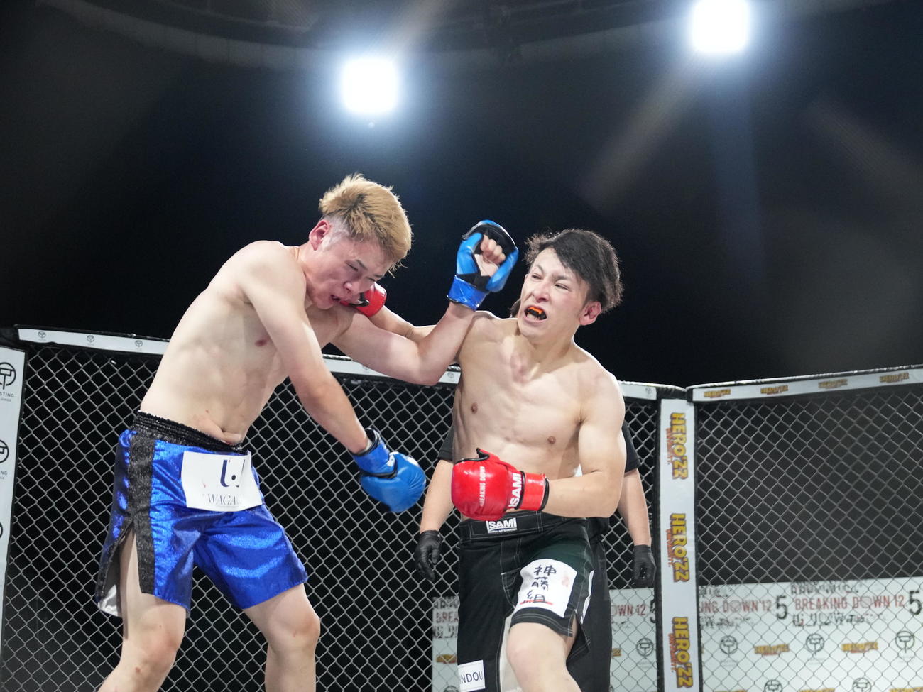 BreakingDown12．5、第4試合　安保ソラ対サイコ松本　安保ソラ（左）にパンチを放つサイコ松本（撮影・小沢裕）